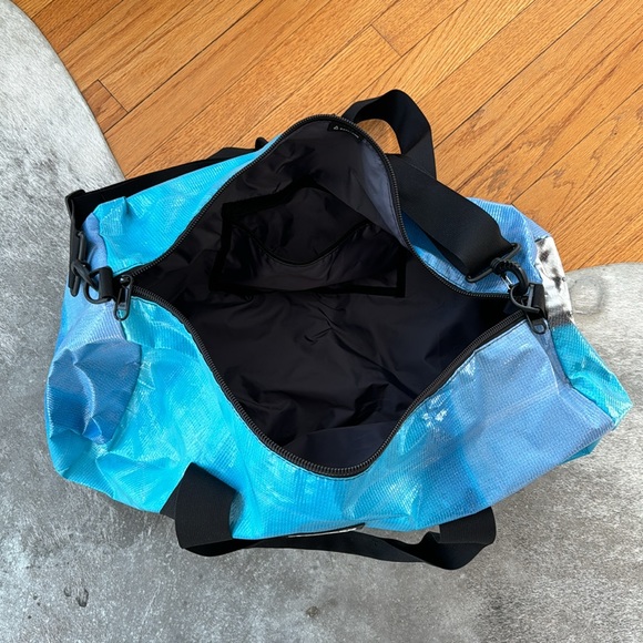 Reform duffle bag used once aqua blue with longer shoulder strap - Picture 2 of 5